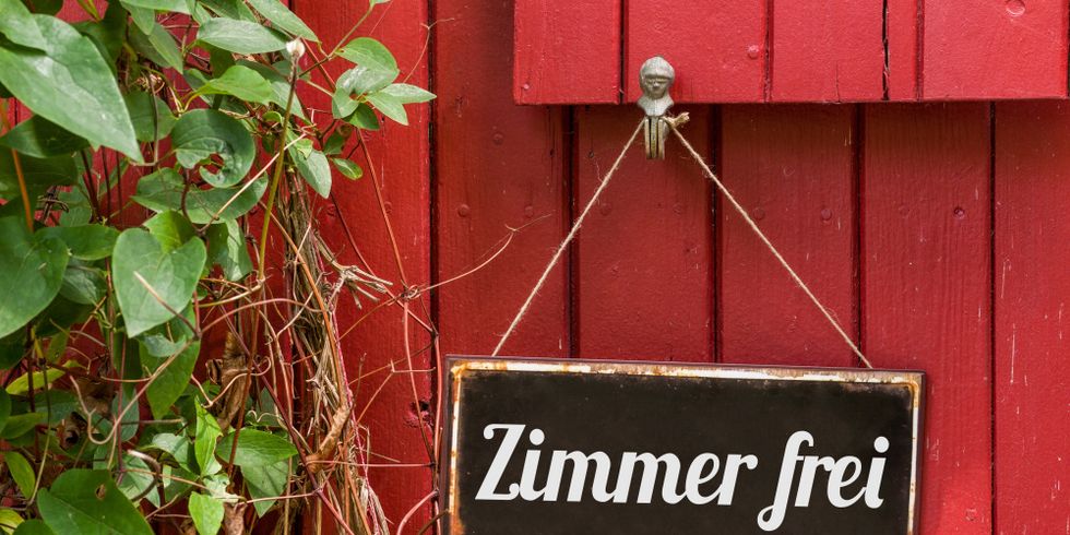 Schild mit der Aufschrift Zimmer frei