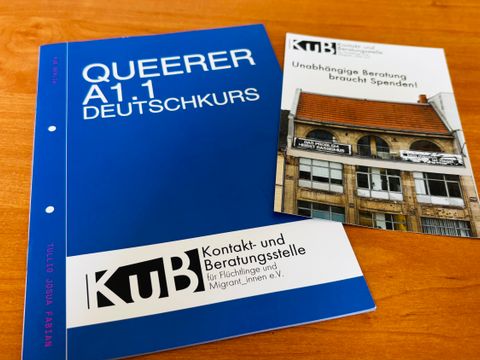 Flyer für das neue Angebot für queere Deutschkurse und ein Spendenaufruf für die KuB.