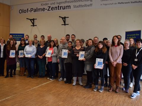 Bezirksstadträtin Ramona Reiser bei der Unterzeichnung zum Landesprogramm "Kitas bewegen - für die gute gesunde Kita"