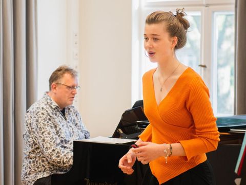 Sängerin mit Klavierbegleitung
