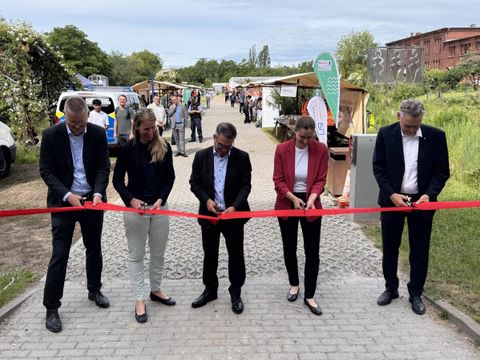 Von links nach rechts: Bezirksstadtrat Tobias Dollase, BVV-Abgeordnete Martina Zander-Rade, Marco Kilada von der Agentur für Arbeit Süd, Staatssekretärin Micha Klapp und Bezirksbürgermeister Jörn Oltmann