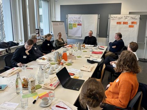 Die Kernmitglieder des Netzwerks Gute Arbeit Kreuzberg-Friedrichshain planen und diskutieren Projekte für das Jahr 2025