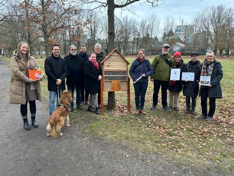 Gruppenfoto der Umweltpreisträger 2024 mit Bezirksstadträtin Julia Schrod-Thiel (5.v.r.) und Klimaschutzbeauftragte Antonia Sprotte (ganz links). (Bild: BA Rdf)