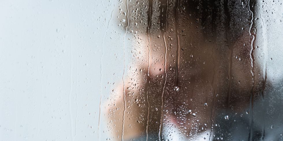 Mann verschwommen hinter Glasscheibe