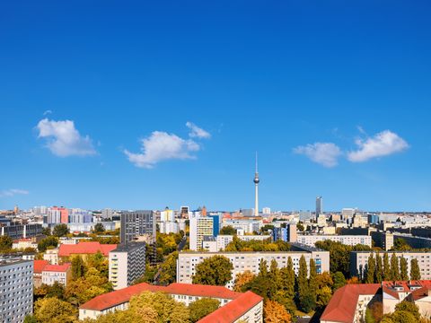 Blick auf Berlin mit Fernsehturm am Alexanderplatz und Skyline der Stadt