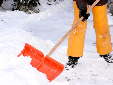 Person beim Schneeschieben