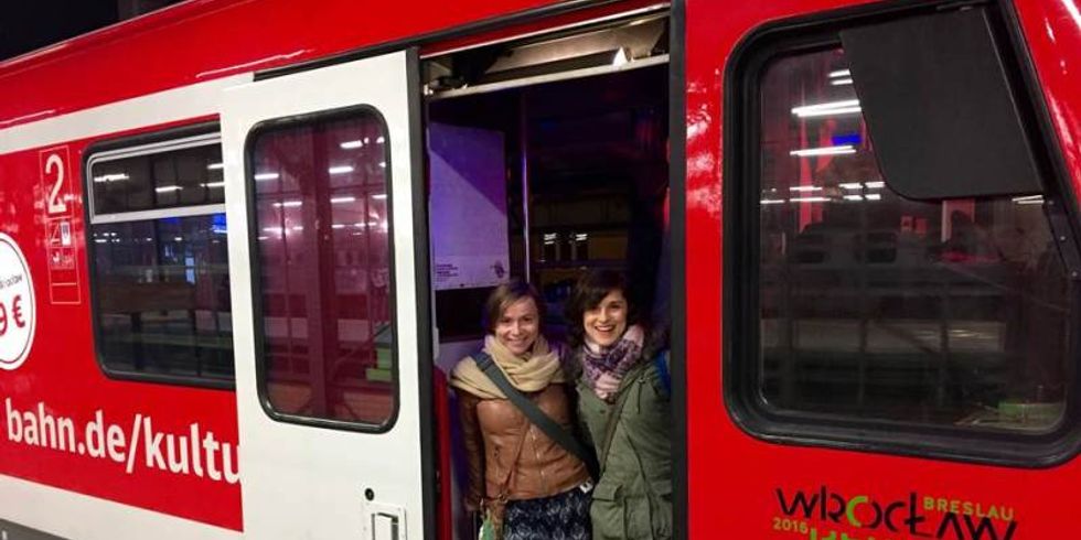 2 weibliche Personen in der Einstiegstür zur Kulturzug