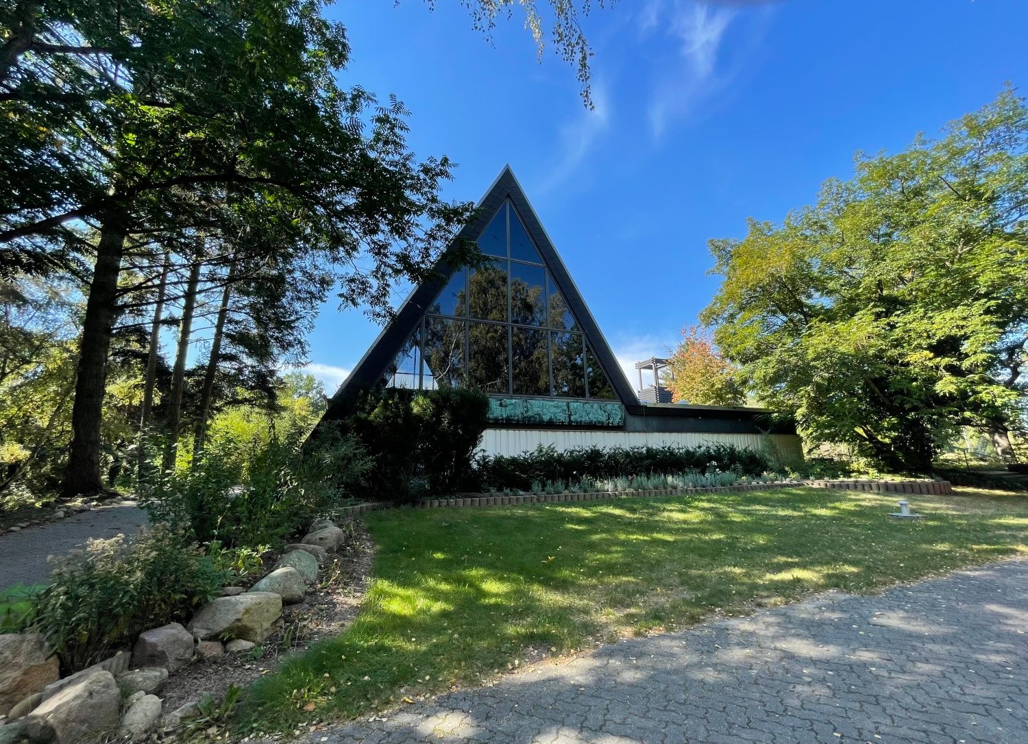 Außenansicht Trauerhalle Heidefriedhof