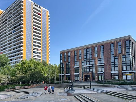 Das Rathaus Marzahn und der Brunnen am Helene-Weigel-Platz