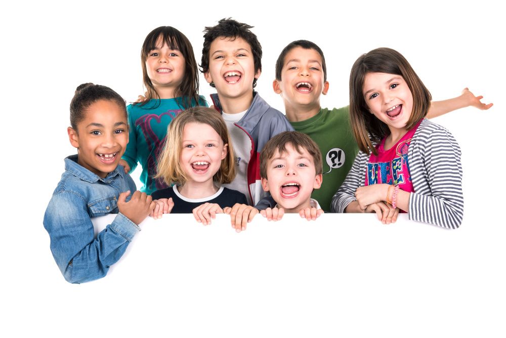 Sieben lachende Kinder