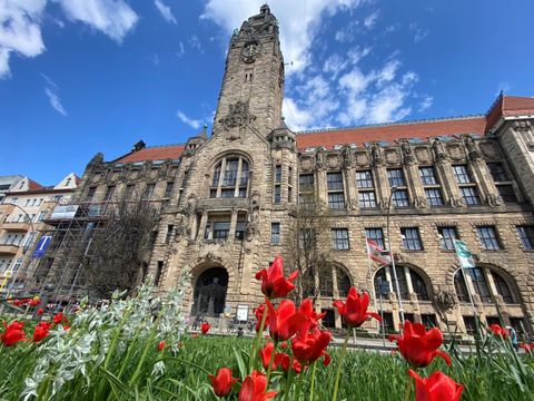 Frühling vor dem Rathaus Charlottenburg