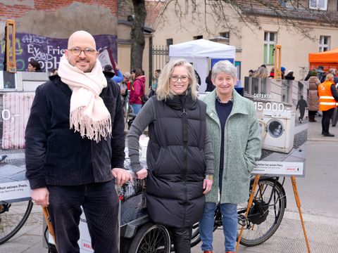 Bezirksstadtrat Christopher Schriner, Senatorin Ute Bonde und BSR-Vorstandsvorsitzende Stephanie Otto (v.l.n.r.) (Bild: Marc Vorwerk)