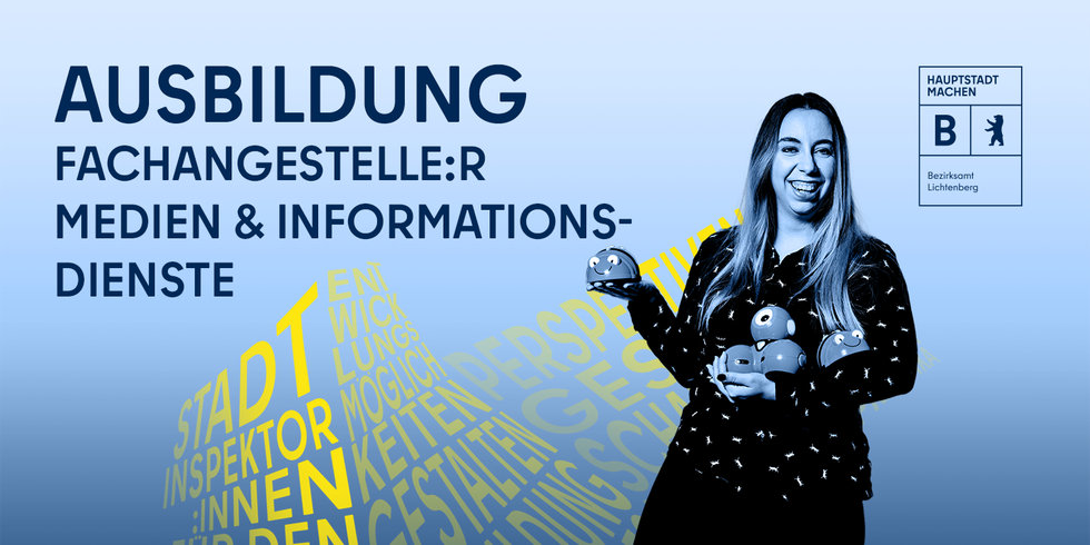 Junge Frau mit Figuren, Illustration und Schriftzug Ausbildung Fachangestellte:r Medien und Informationsdienste