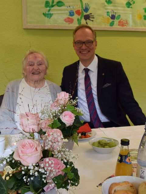 Ilse Mehlhorn feierte am 21. Oktober 2024 ihren 103. Geburtstag. Zu den Gratulanten gehörte auch Bezirksstadtrat Carsten Spallek.