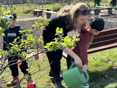 Bezirksbürgermeisterin Clara Herrmann während ihres Besuchs in der Gartenarbeitsschule