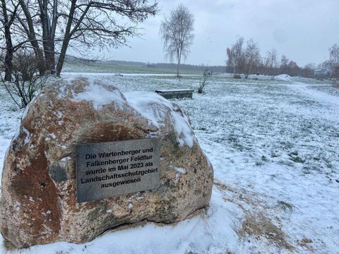 Findling mit Infotafel zum Landschaftsschutzgebiet 