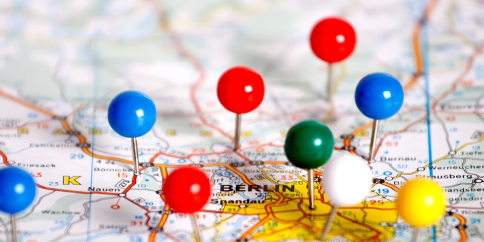Stadtplan von Berlin mit mehreren Stecknadeln