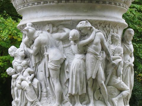 Sockelrelief des Luisendenkmals auf der Luiseninsel im Großen Tiergarten (Bild: Landesdenkmalamt Berlin, Foto: Wolfgang Bittner)