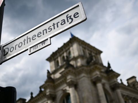 Das Schild für Dorotheen-Straße steht vor einem Gebäude in Berlin.