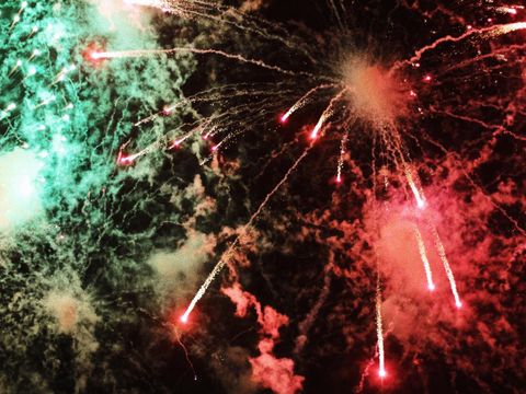 Silvesterfeuerwerk am Himmel bei Nacht.