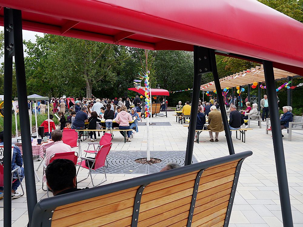 Die Hollywoodschaukeln laden auch in Zukunft zur Begegnung ein.