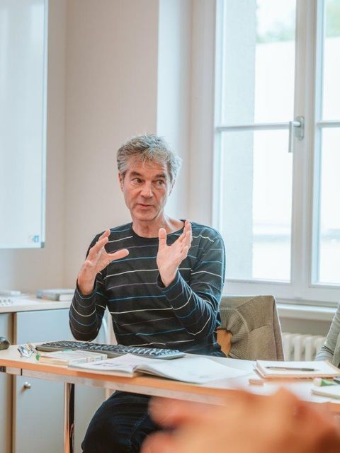 Dr Georg Jansen sitzende im Unterricht - Gestik 6
