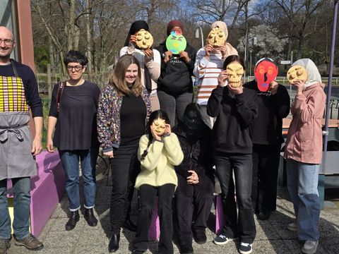 Bezirksbürgermeisterin Clara Herrmann mit den Teilnehmerinnen des Ferien-Workshops auf der Terrasse der Initiative „Piazza Popolo Satellit“