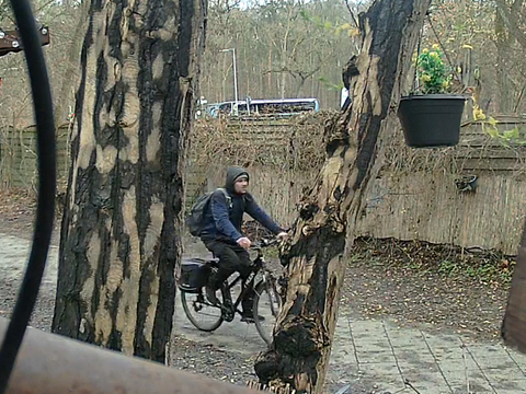 Unbekannter Tatverdächtiger auf dem Fahrrad
