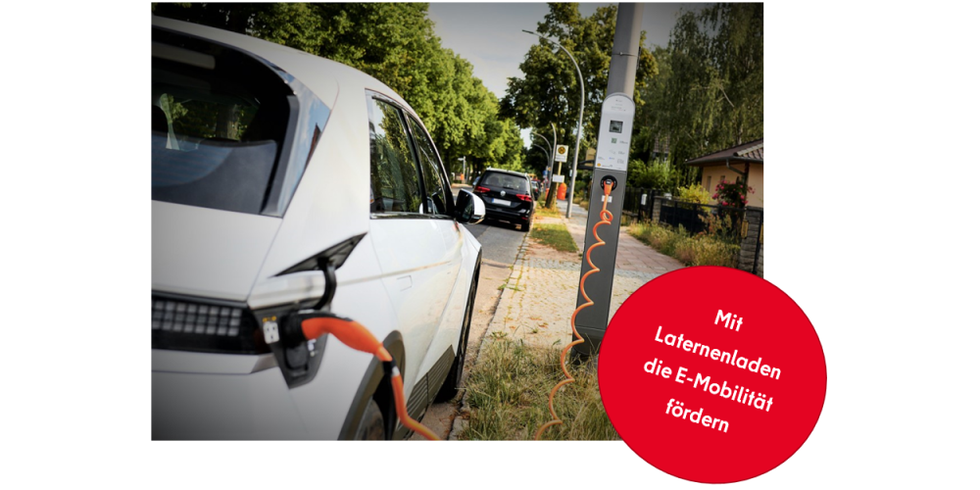 E-Auto steht an einer Laternenladestation
