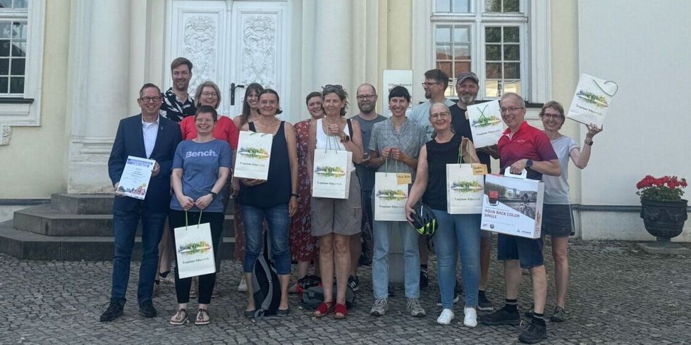 Gruppenbild - Preisträger*innen Stadtradeln 2024 vor dem Schloss Köpenick