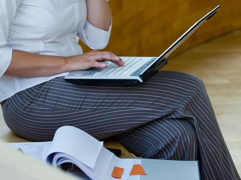 Frau mit Laptop
