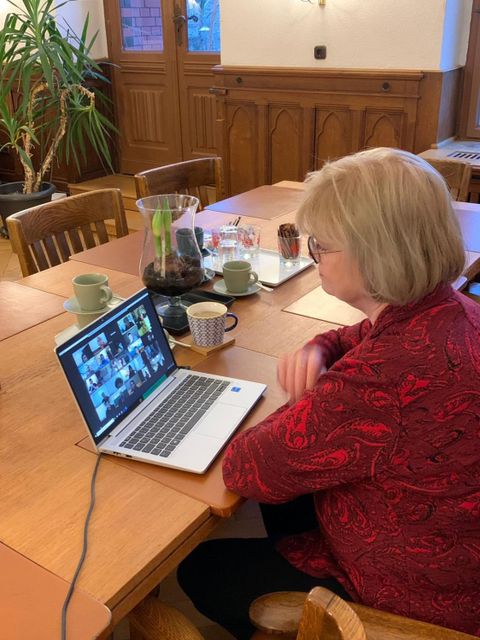 Stellv. Bezirksbürgermeisterin Richter-Kotowski bei der Videokonferenz