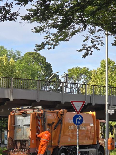 Müllfahrzeug im Einsatz in Kreuzberg