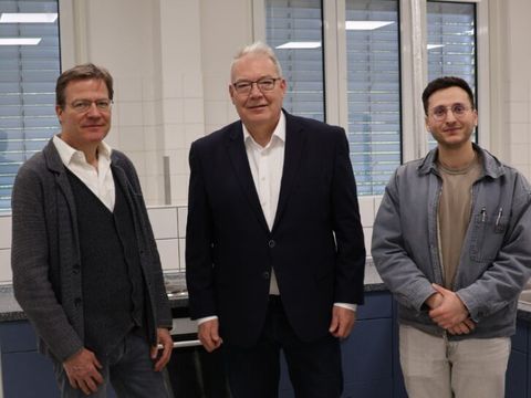 Freude über die abgeschlossene Sanierung – Bezirksstadtrat für Bildung Harald Muschner (Mitte) mit dem stellvertretenden Schulleiter der Bettina-von-Arnim-Schule, Dr. Thorsten Krüger (links) und dem verantwortlichen Bauleiter der Serviceeinheit Facility Management, Fadi Husni Jazmati in der sanierten Lehrküche. (Bild: BA Reinickendorf)