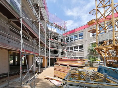 Baustelle des Erweiterungsbaus der Kita Bewegungsreich mit Bestands- und Neubau sowie Verbinder