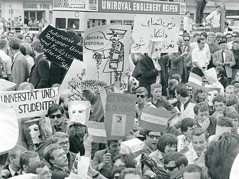 Proteste gegen den Besuch des persischen Schahs vor dem Rathaus Schöneberg, 2. Juni 1967. Am selben Tag wurde bei einer Demonstration der Student Benno Ohnesorg erschossen. (Bild: Jürgen Henschel, Archiv Museen Tempelhof-Schöneberg)