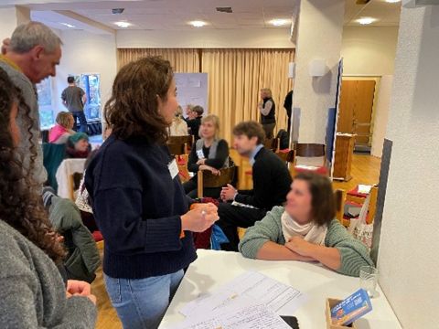 Gespräche zwischen Teilnehmern der Bildungskonferenz 2025