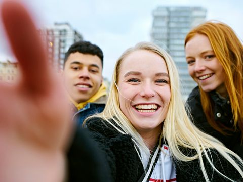 Schüler/-innen lächeln in die Kamera