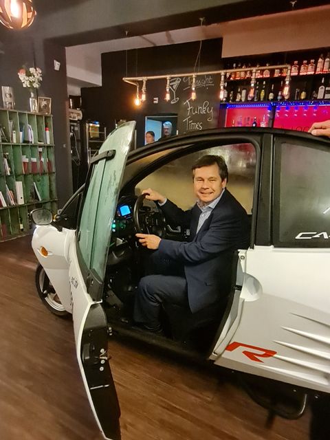 Bezirksbürgermeister Uwe Brockhausen testet den Carver (Bild: BA Reinickendorf)