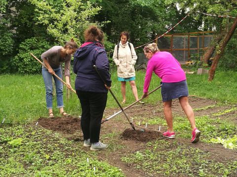 Teilnehmende des Runden GartenTischs praktizieren ökologische Gartenarbeit (Bild: Koordinierungsstelle NUN/FU Berlin)