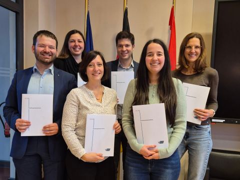 Gruppenfoto Zeugnisübergabe Qualifizierungsreihe für Regierungsrätinnen und Regierungsräte auf Probe Herbst 2023