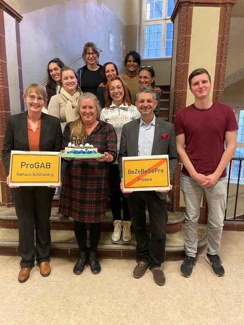 Dr. Birte Schilling (stellv. Amtsärztin), Signe Hackethal (Leitung ProGAB), Amtsärztin Dr. Sina Bärwolff, Gesundheitsstadtrat Oliver Schworck und das Team der Beratungsstellen