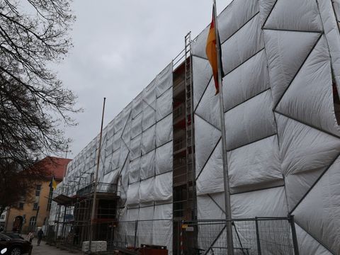 24. Februar 2023: Bundesflagge (vorne) weht einträchtig neben der ukrainischen Flagge (hinten)