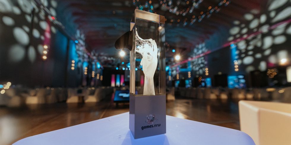 Die Trophäe des Deutschen Entwicklerpreises 2024