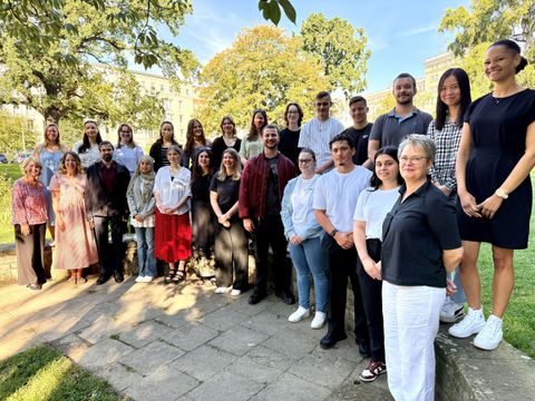 Gruppenbild der neuen Auszubildenden mit Regine Sommer-Wetter, Beate Schuran und dem Team des Nachwuchsmanagements.