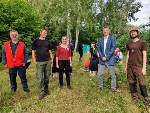 v. li.n.re. Jugendamtsleiter Thomas Wackermann, Zukunftsbau GmbH Bernd Kunckel, Wildnispädagogin Mirjam Bombis, BzStR Tobias Dollase, Wildnispädagoge Lennart Höffgen (Bild: Bezirksamt Reinickendorf)