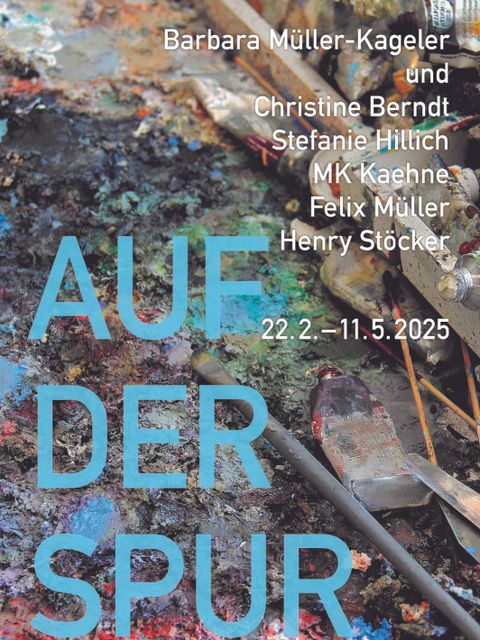 Pressebild zur Ausstellung auf der Spur mit Auflistung der Künstler*innen