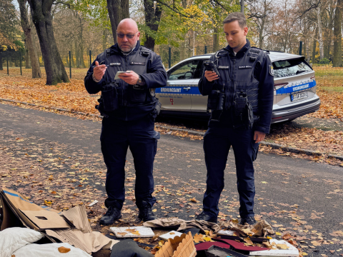 Kollegen der Soko Müll nehmen Beweise bei illegaler Müllentsorgung auf