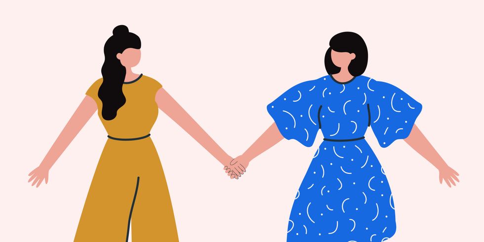 Zwei Frauen halten Hände