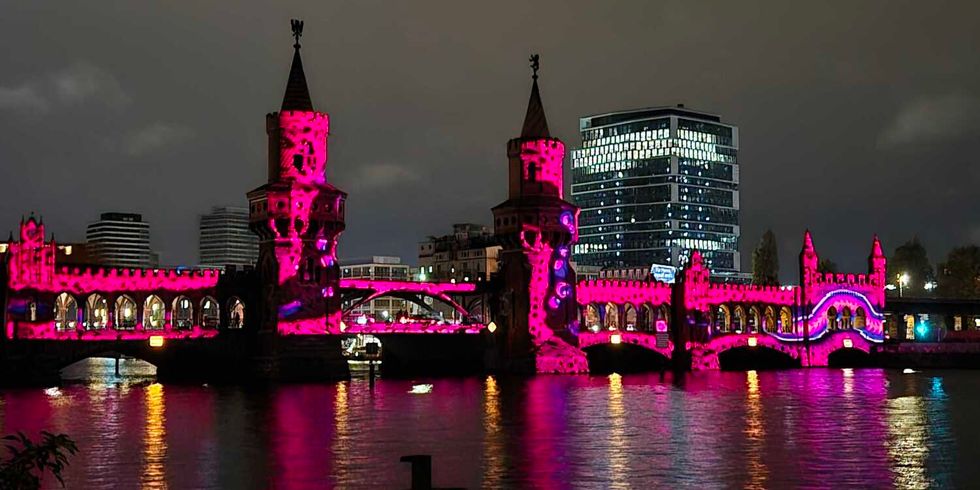 Foto von der Oberbaumbrücke während des Festival of Lights